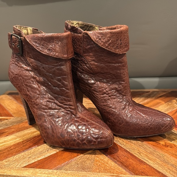 Cynthia Vincent leather bootie size 6.5 - Picture 5 of 6